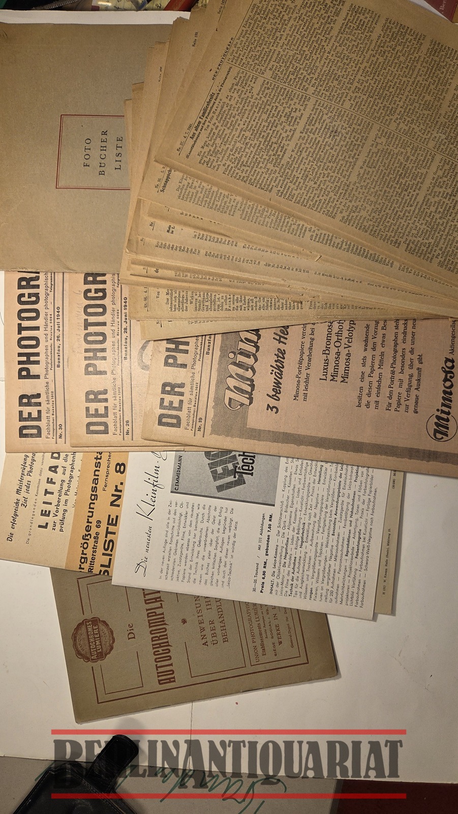DARUNTER: Der Photograph. Fachblatt für sämtliche Photographen und Händler photographischer Bedarfsartikel. Von 1940: Nr. 19, 26, und 30 vollständig, sowie ca. 100 Seiten Beitrage aus der zeit, ohne Werbung etc.mber 1942 52. Jahrgang