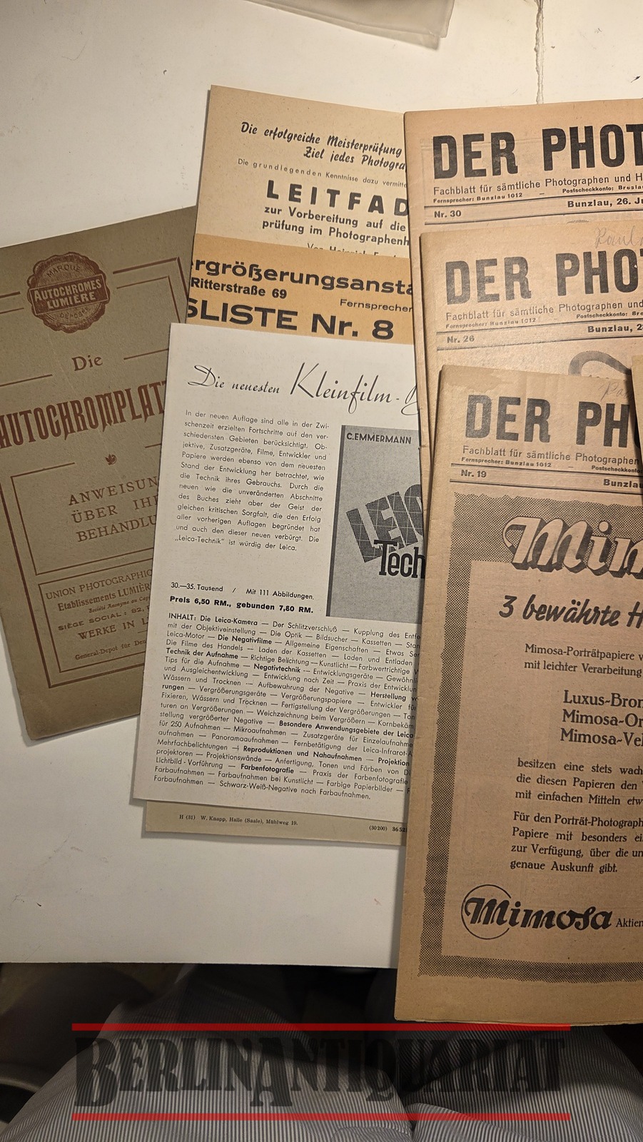DARUNTER: Der Photograph. Fachblatt für sämtliche Photographen und Händler photographischer Bedarfsartikel. Von 1940: Nr. 19, 26, und 30 vollständig, sowie ca. 100 Seiten Beitrage aus der zeit, ohne Werbung etc.mber 1942 52. Jahrgang