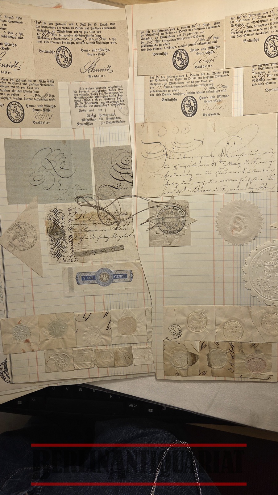 Ca. 250 Stempel, Steuermarken, Quittungen etc. Siehe Fotos.