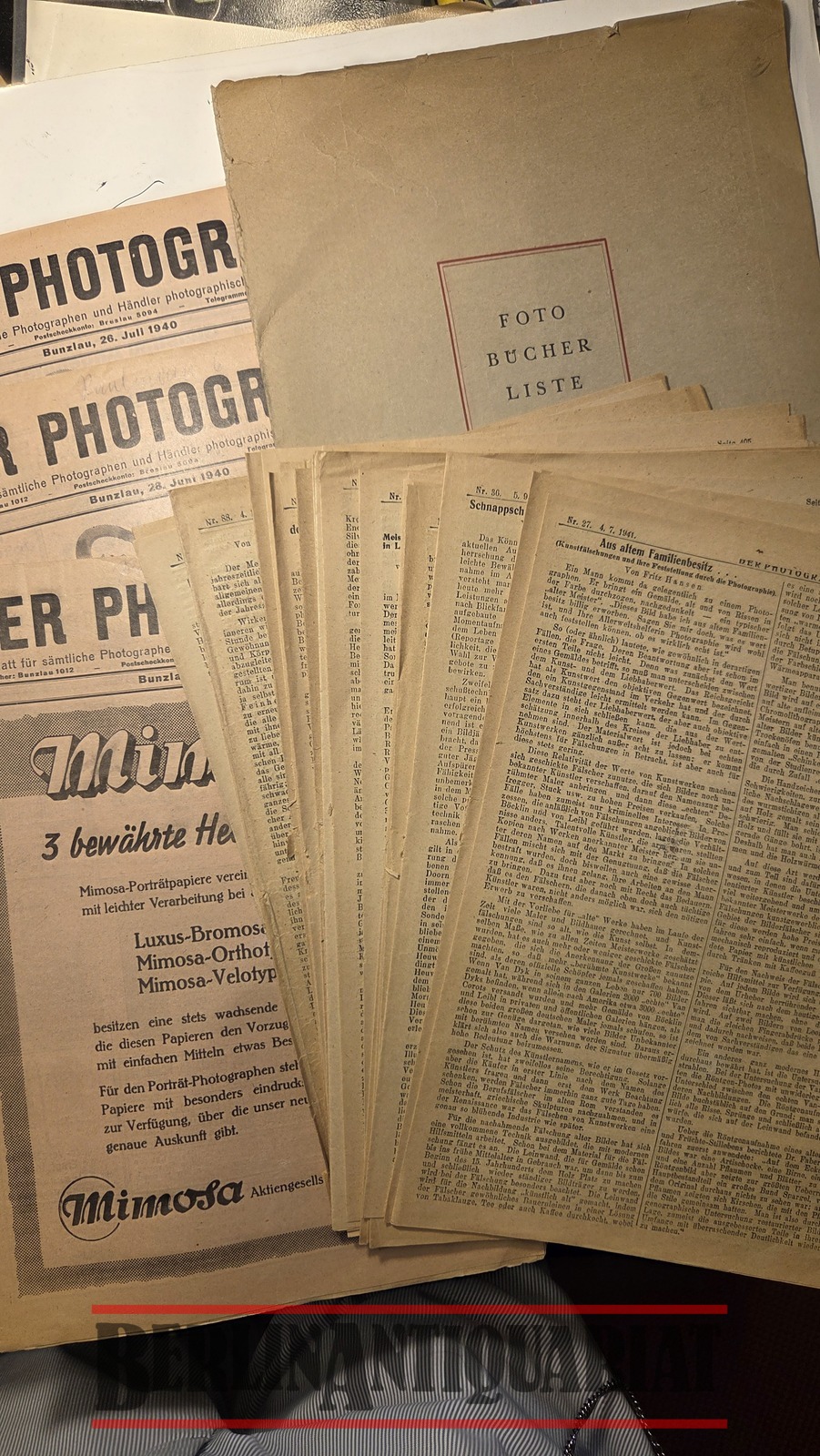 DARUNTER: Der Photograph. Fachblatt für sämtliche Photographen und Händler photographischer Bedarfsartikel. Von 1940: Nr. 19, 26, und 30 vollständig, sowie ca. 100 Seiten Beitrage aus der zeit, ohne Werbung etc.mber 1942 52. Jahrgang